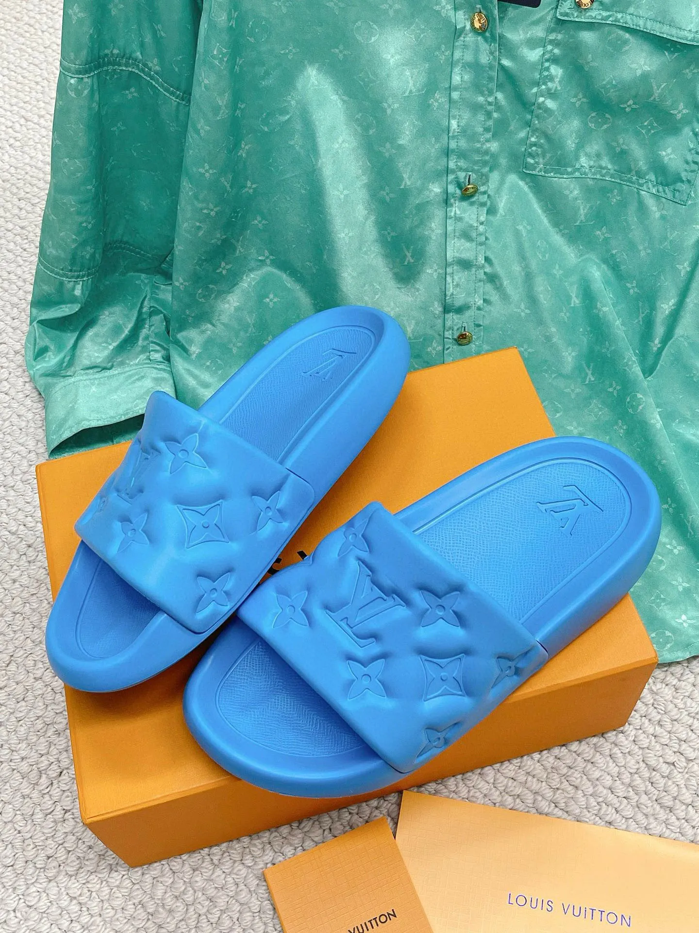 Factory price: 260💰【𝐋𝐕 Slippers】▪️Shoe size: Men's 38-45 ▪️Packaging: Counter top quality~original packaging 𝟐𝟎𝟐3 Louis Vuitton counter's new embossed slippers, L's monogram embossed slippers, Waterfront sandals are back, the upper buckle is embossed with LV's iconic Monogram pattern. Made of waterproof rubber with a comfortable and resilient insole. The lightweight, flexible outsole is embossed with the Louis Vuitton logo. ▪️Fabric: Original molded rubber foam surface ▪️Technology: embossed logo ▪️Sole: Original molded rubber foam outsole ▪️Sole thickness: 3CM.